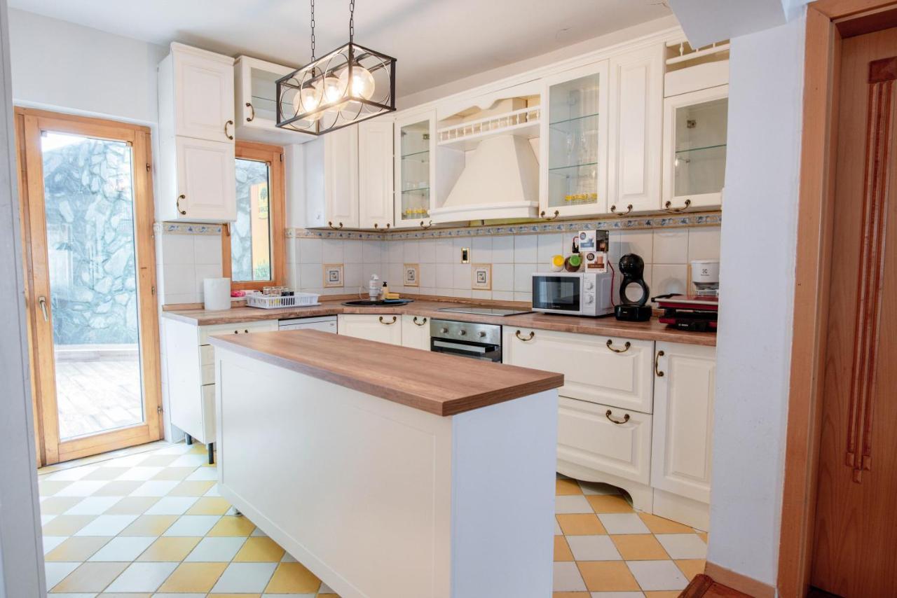 Lux House With Own Parking In Villa Szkopje